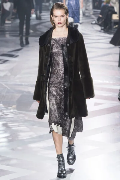 Look 48